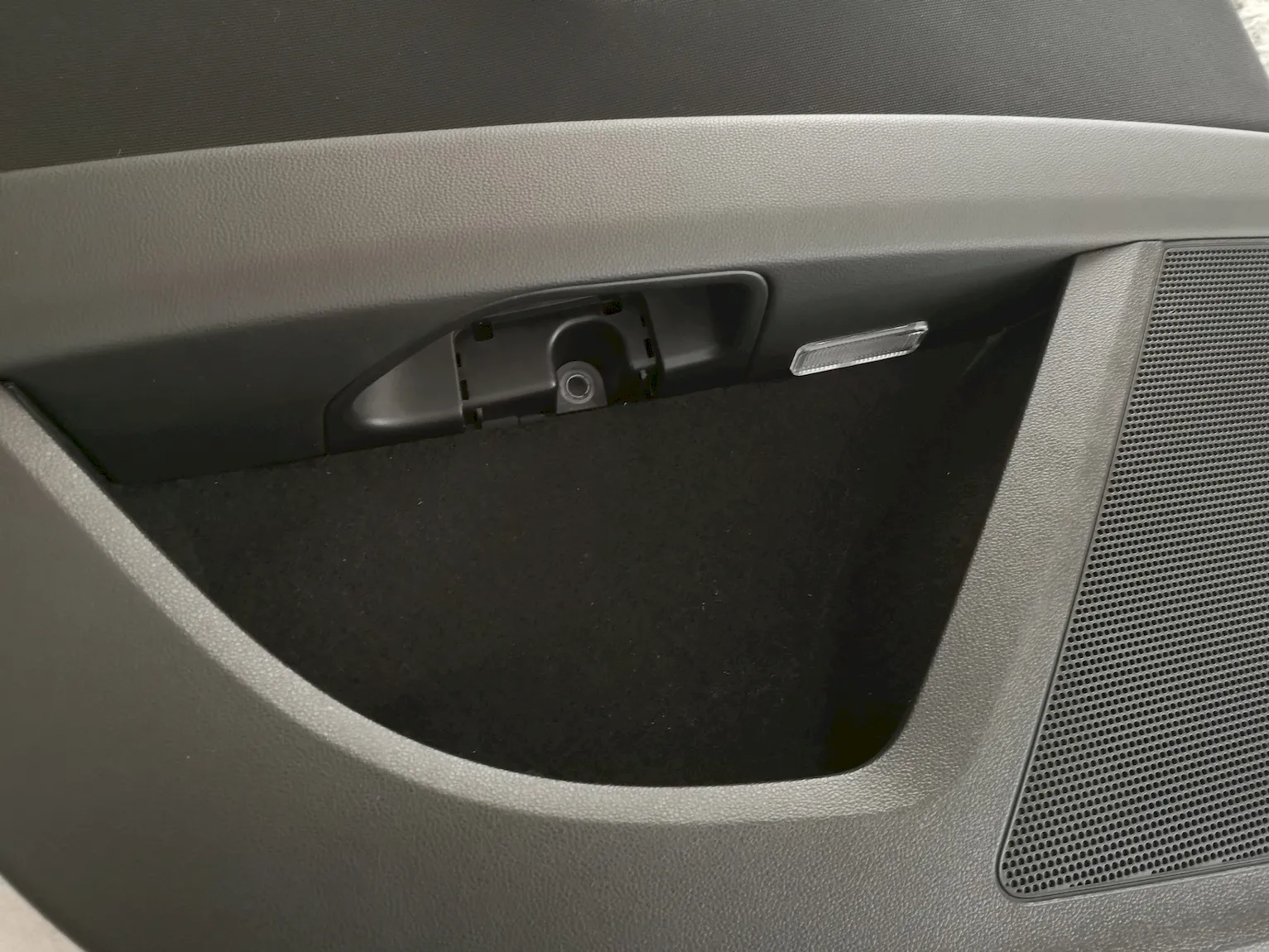 Türgriff – verkleidung Seat Leon 5F mit eingebauten Lichtfach 6