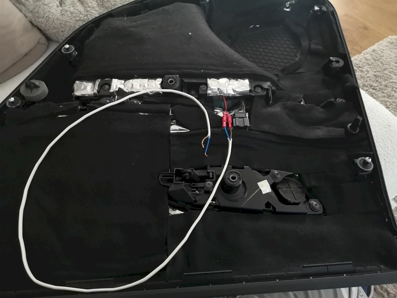 Türgriff – verkleidung Seat Leon 5F mit eingebauten Lichtfach und das Kabel zum Anschliesen an der Festerheber anschlüsse