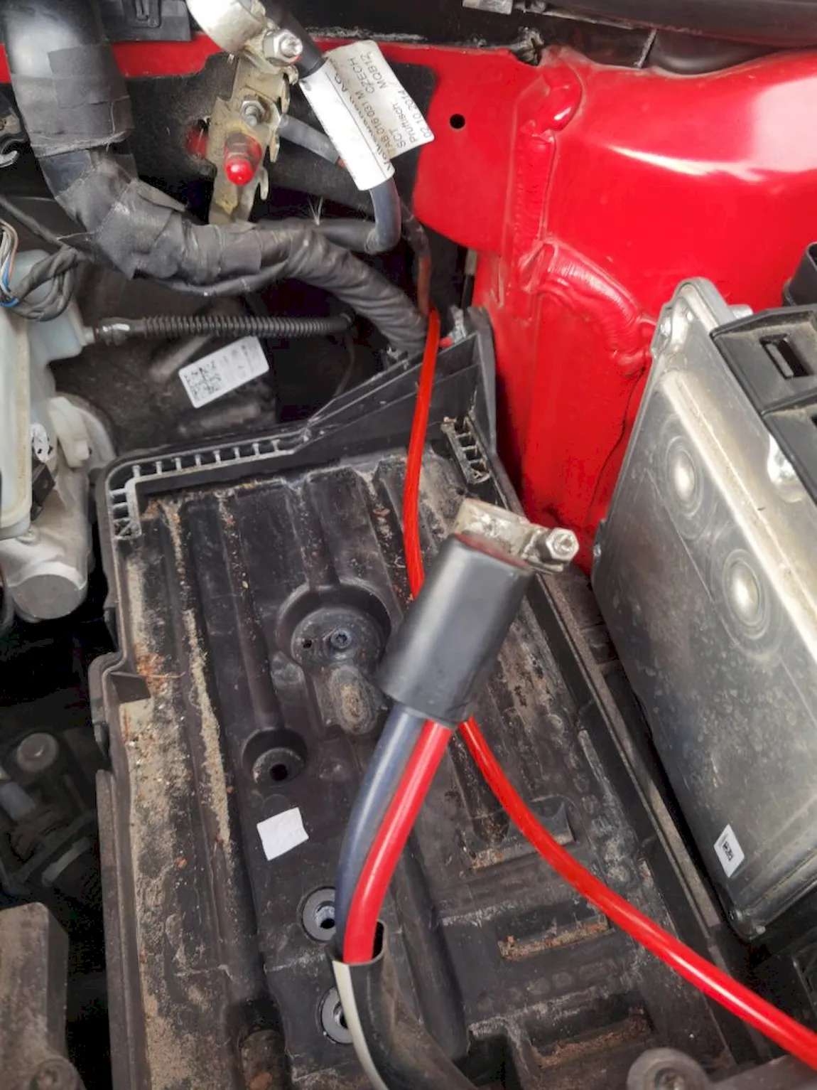Verlegung des Stromkabels im Motorraum
